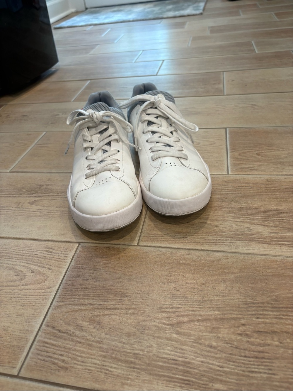 Women's White Low-Top Lace-Up Sneakers there are no inserts